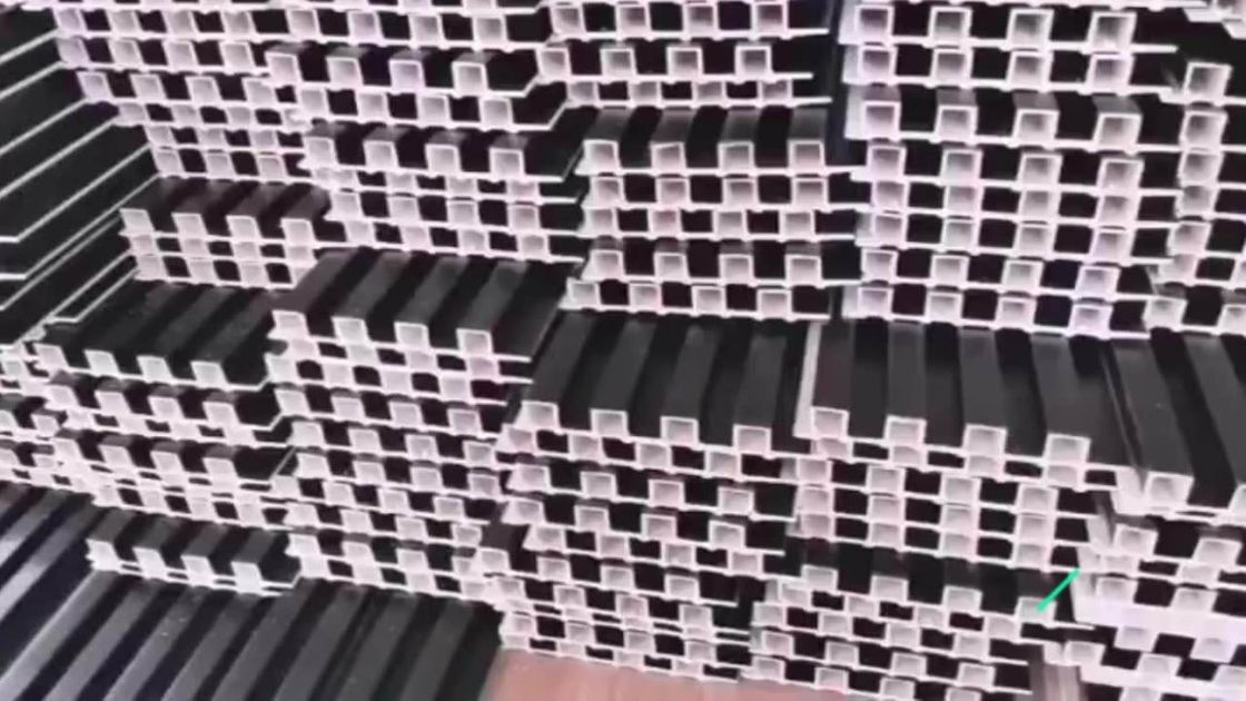 A separação do wpc da prova de fogo B1 almofada a certificação decorativa do ISO do painel de parede de Wpc