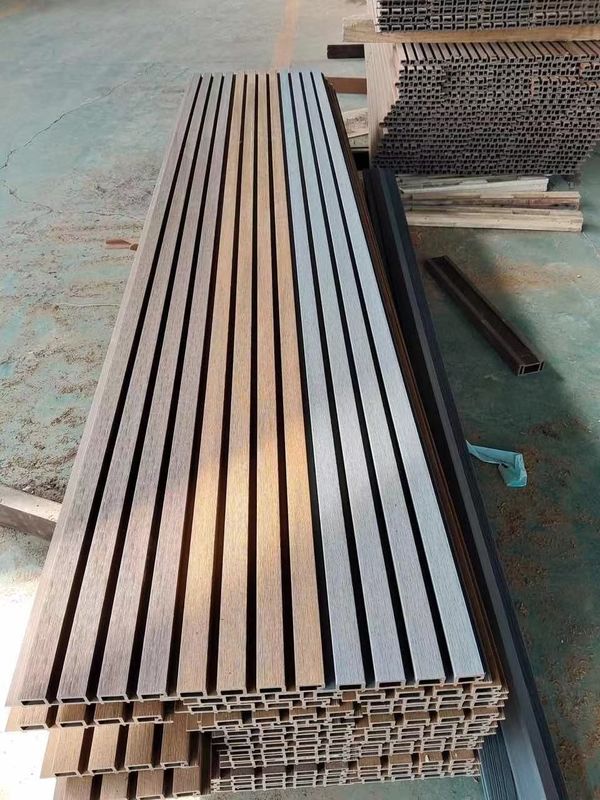 Revestimento exterior à prova de ruído exterior plástico composto jardim à prova d'água exterior revestimento de madeira com ranhuras