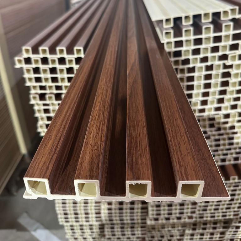 Decoração de paredes interiores impermeável decoração em flocos revestido com painel de parede wpc painel de parede composto pvc