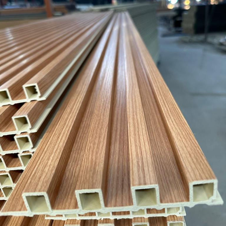 Decoração de paredes interiores impermeável decoração em flocos revestido com painel de parede wpc painel de parede composto pvc