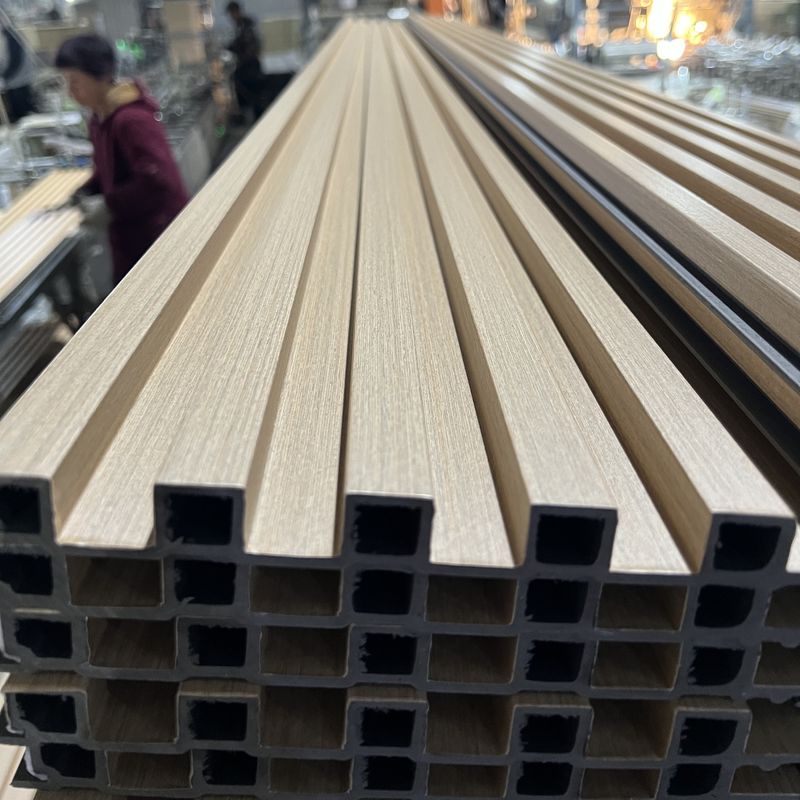 Painel de parede Wpc à prova d'água Pvc Film Madeira Plástico Wpc Tecto Slat Revestimento Flutado Painel de parede interior para decoração de interiores