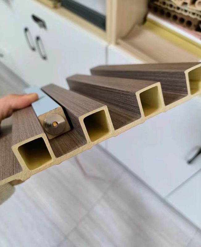 Pvc 3D Fluted Decorative Lambrin Madeira Composite Interior Fluted Painéis Wpc Painel de parede revestimento Proteção contra incêndio Para exigir o cliente