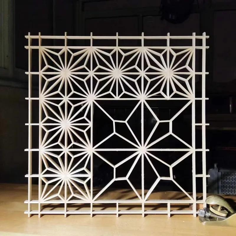 Chips de madeira artesanais de alta tecnologia, tradicionais e puramente feitos à mão, ou Kumiko, para móveis ou janelas