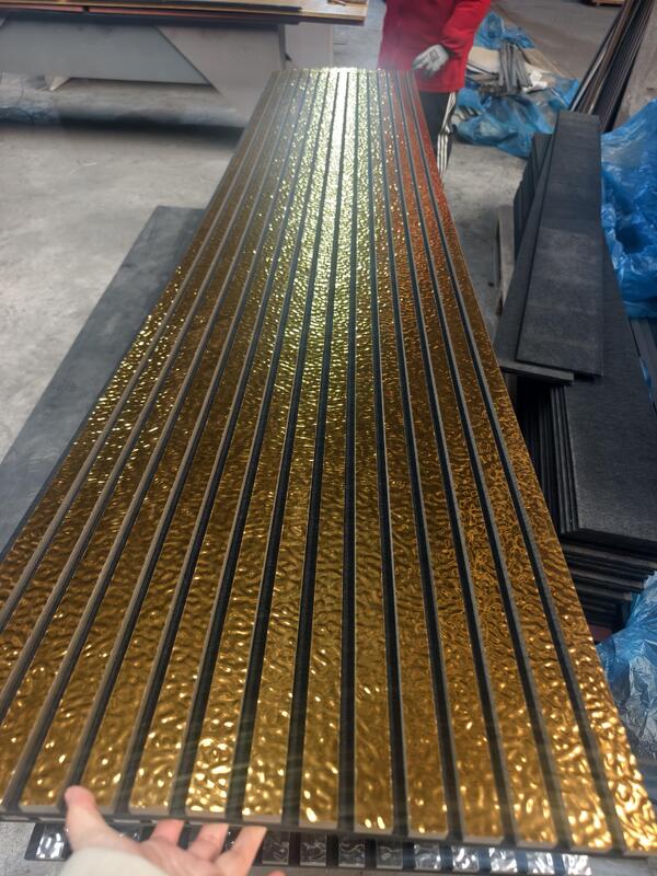 Moderno Design Painel de parede acústico de fibra de poliéster Soundproof 3D Design de ondulação de água Sound-absorvendo Slat Grille Painel decorativo