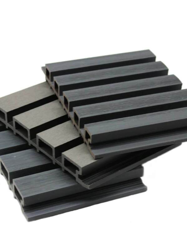 Venda a quente Painel de parede exterior WPC Coextrusão Composto de madeira-plástico resistente à água para revestimento de parede exterior