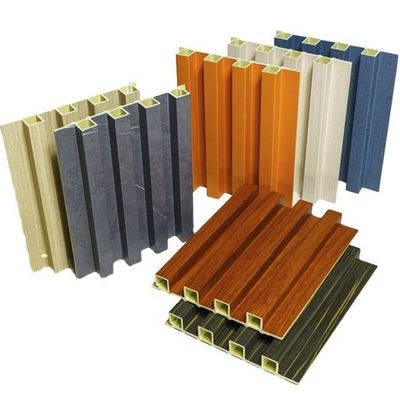 Painel decorativo WPC Lambrin para revestimento de parede interior em ambientes domésticos